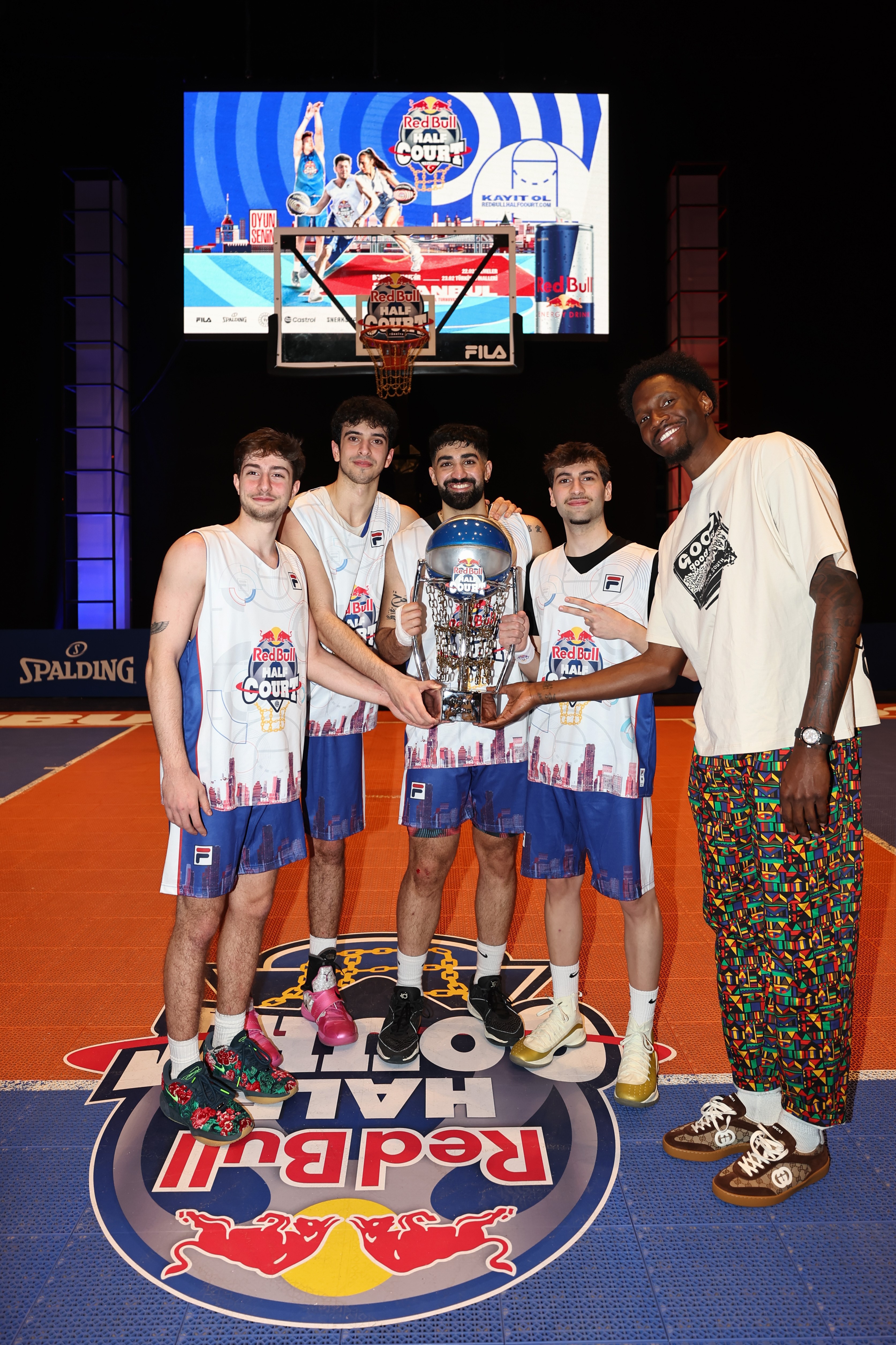 Red Bull Half Court'ta şampiyon takım kupasını Nigel Hayes-Davis'ten aldı-1387 etkinliği yapıldı